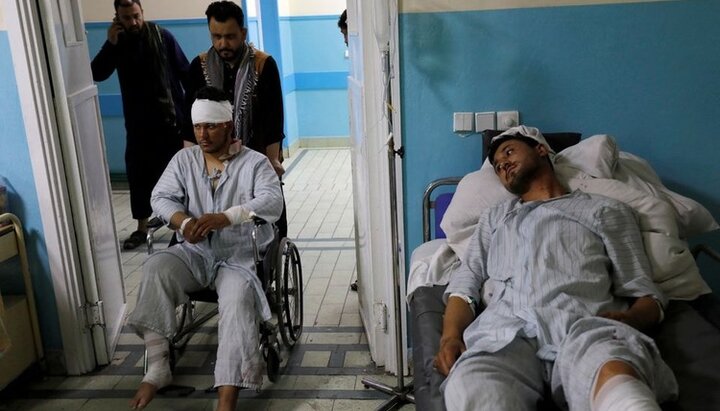 В результате теракта, устроенного боевиком-смертником ИГ у посольства РФ в Кабуле, есть погибшие и раненые. Фото: www.reuters.com