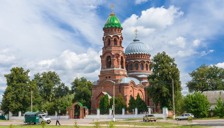 Прихожане Вознесенского храма и жители Тростянца собрали средства в помощь ВСУ. Фото: discover.ua