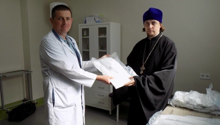 У Запоріжжі фонд «Покров» і УПЦ передали гумдопомогу міській лікарні