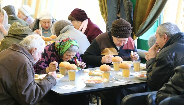 В Успенском соборе Днепра уже 5 лет кормят бездомных. Фото: pravlife