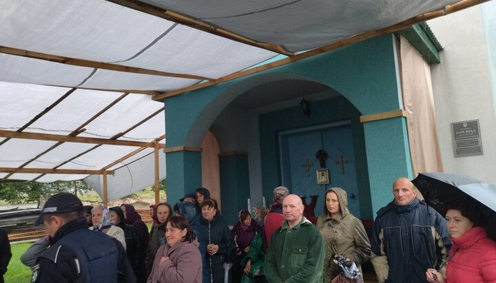 Верующие УПЦ отстояли Петропавловский храм в Хорове. Фото: rivne.church.ua