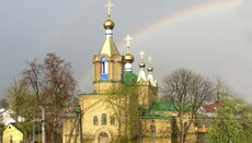 В Зазимье «священник» ПЦУ с теробороной пытаются захватить храм УПЦ