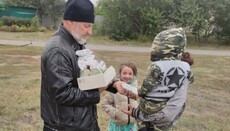 Клирики Изюмской епархии УПЦ раздали гумпомощь переселенцам