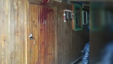 В Мнишине облили краской дом, где молится община УПЦ, и срезали колокола
