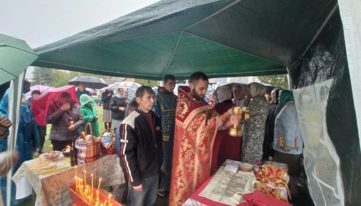 Верующие УПЦ молятся на улице возле поклонного креста. Фото: rivne.church.ua