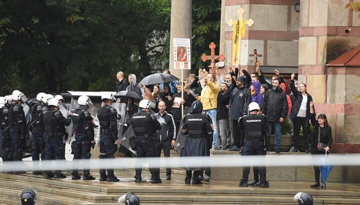 Верующие протестуют против гей-парада в Белграде. Фото: iz.ru 
