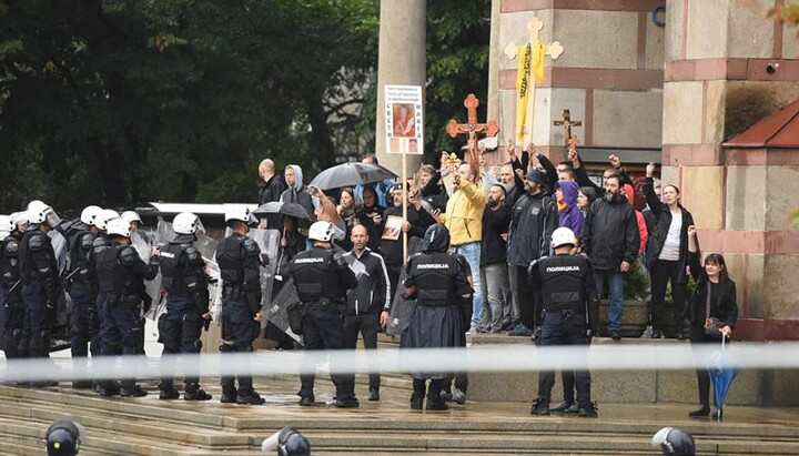 В Белграде задержали более 80 человек на протестах против ЛГБТ-парада