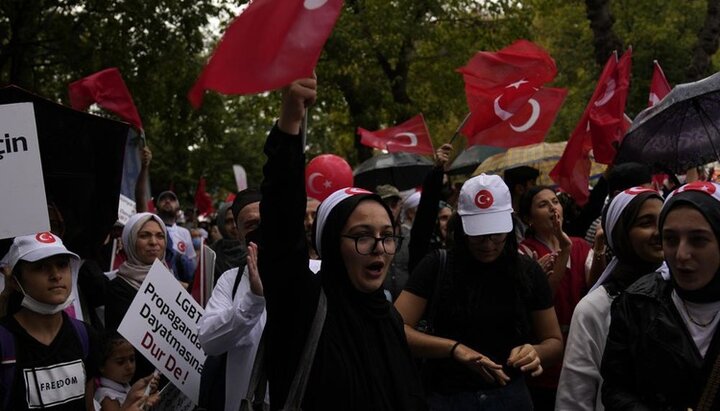 Массовый митинг против ЛГБТ прошел в Стамбуле. Фото: apnews.com