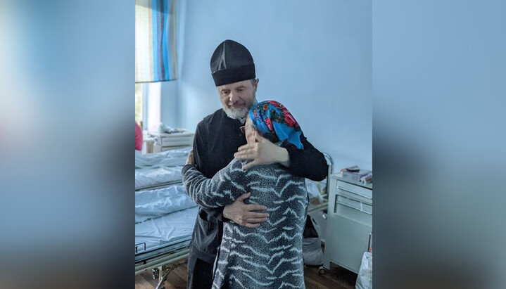 У Мурованих Курилівцях клірики УПЦ привезли гумдопомогу біженцям до лікарні