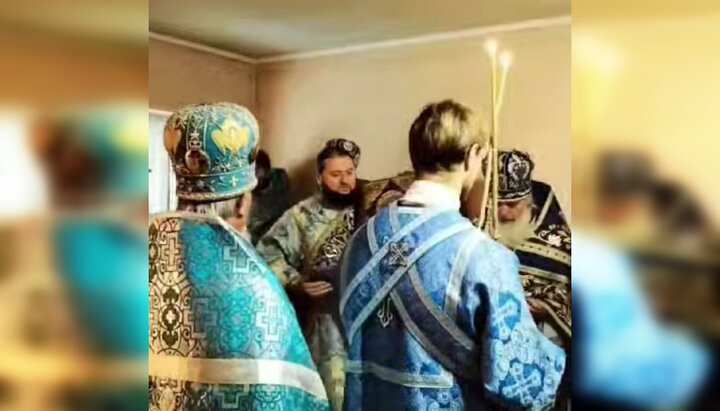 Архиерейская литургия в молитвенном доме села Сураж. Фото: скриншот видео страницы Виктории Кохановской в Facebook