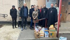 В Полтаве клирики УПЦ передали переселенцам медикаменты и продукты