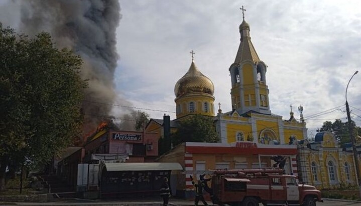 Из-за обстрелоа в церковной школе при Николавеском храме УПЦ в Купянске начался пожар. Фото: Facebook