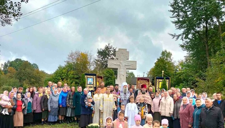 Митрополит Тернопільський Сергій освятив поклінний хрест у Залісцях