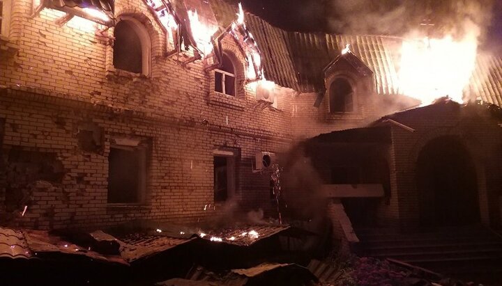 Через обстріл згоріли будівлі Успенського монастиря УПЦ під Волновахою