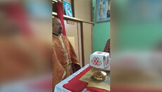 На «літургії» ПЦУ «священники» виконали у вівтарі пісню про лелеку