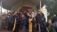 Полиция не дала сторонникам ПЦУ захватить храм УПЦ в Петропавловском