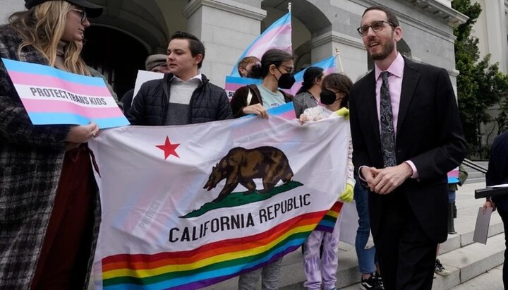 Сенатор Скотт Винер (справа) и трансгендерная молодежь вышли на защиту своих прав в марте 2022 года. Фото: AP Photo/Rich Pedroncelli
