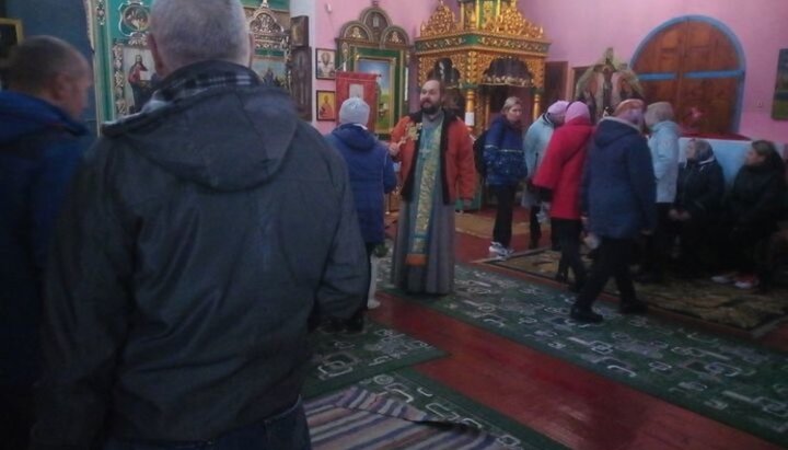«Священник» ПЦУ Виталий Юрочко и его паства в захваченном Успенском храме. Фото: Facebook