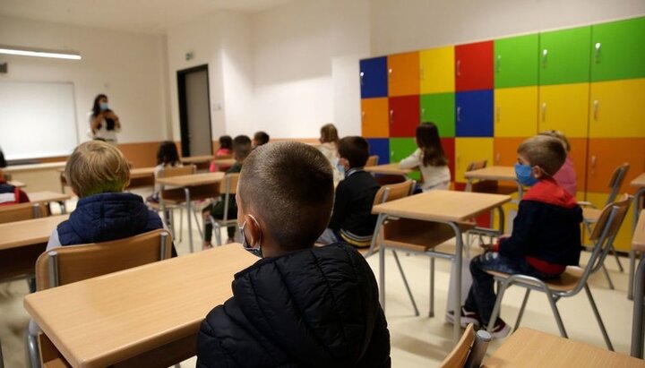 В Сербии потребовали заменить школьные учебники, которые пропагандируют идеологию ЛГБТ. Фото: cne.news