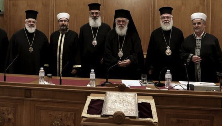 Греческие синодалы и исламские муфтии в зале Синода ЭПЦ. Фото: dogma.gr