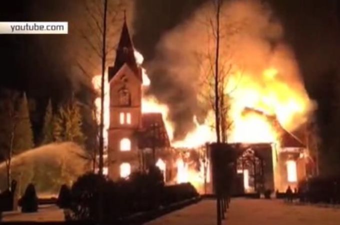 Финляндия: злоумышленник поджег храм 18-го века на католическую Пасху (ВИДЕО)