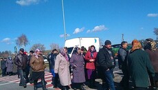 Активисты УПЦ КП перекрыли трассу Киев-Чоп, требуя отдать им храм в Птичьей