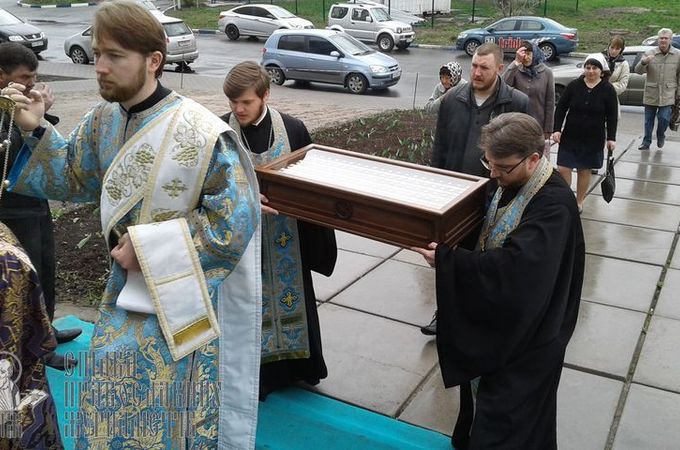 На Благовещение в храм Рождества Пресвятой Богородицы привезли ковчег с мощами святых угодников Божьих