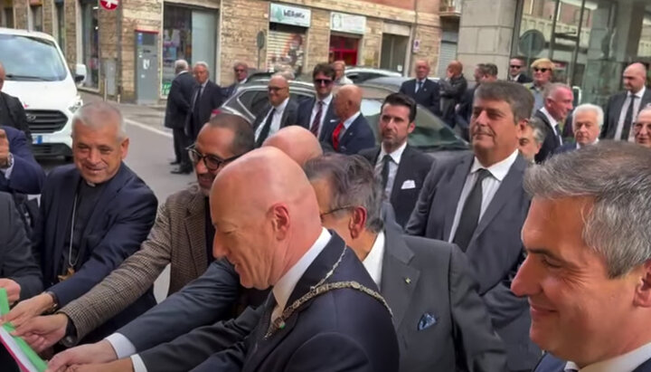 Церемония перерезания ленточки. Крайний слева – епископ РКЦ Франческо Содду. Фото: скриншот YouTube-канала Grande Oriente d'Italia