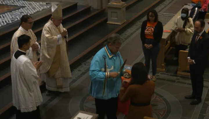 Католики и шаман во время обряда окуривания. Фото: скриншот YouTube-канала St. Michael's Cathedral Basilica
