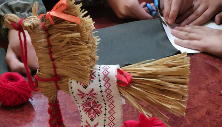 На Уралі школярі роблять ляльки-обереги для солдатів «СВО»