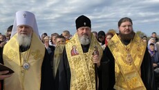 Ієрархи УПЦ освятили поклонний хрест у Великих Лучках
