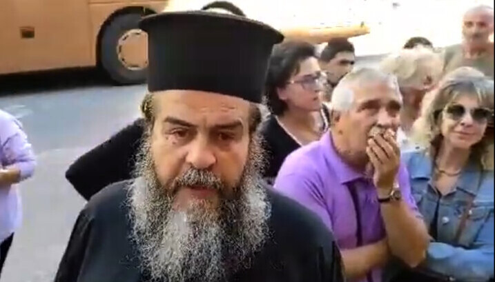 Отец Анастасий Готцопулос перед зданием суда в Патрах. Фото: скриншот YouTube-канала Peloponnisos Media