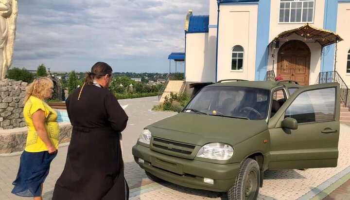За два месяца священники УПЦ передали на фронт 10 автомобилей