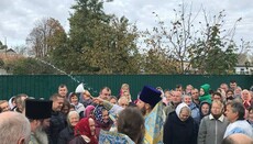 В Требухове сотни прихожан собрались на Покров, отстаивая свой храм