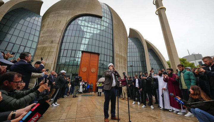 Имам Мустафа Кадер зовет жителей Кельна на пятничную исламскую молитву. Фото: bild.de