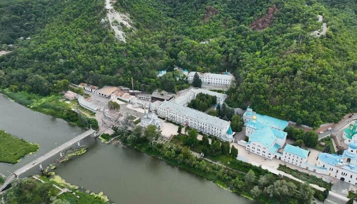 У мережі з'явилося відео руйнувань Святогірської лаври, зняте з вертольота