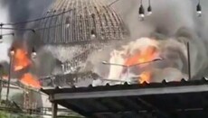 В столице Индонезии Джакарте загорелся и рухнул купол Большой мечети