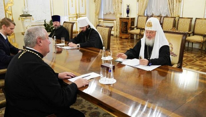 Встреча Патриарха Кирилла и протоиерея Иоанна Сауки. Фото: patriarhia.ru
