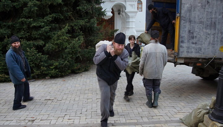В Святогорскую лавру прибыл гуманитарный груз из четырех епархий УПЦ. Фото: svlavra.church.ua