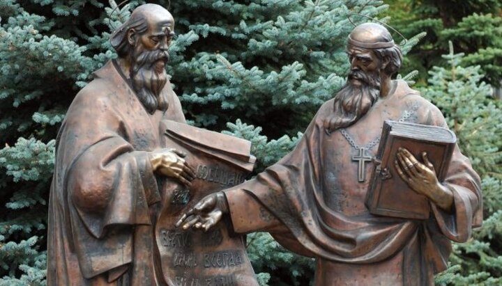 Памятник Кириллу и Мефодию на территории Киево-Печерской лавры. Фото: zi.ua