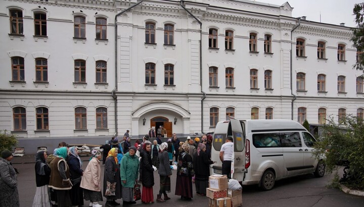 В Святогорскую лавру снова доставили гуманитарную помощь от Одесской епархии. Фото: Telegram-канал Лавры 