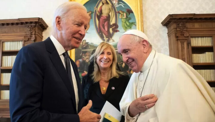 Джо Байден и папа римский Франциск. Фото: bbc.com