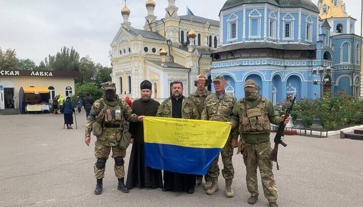 Протоиерей Вячеслав Якименко доставил гуманитарный груз на передовую. Фото: пресс-служба Военного отдела УПЦ