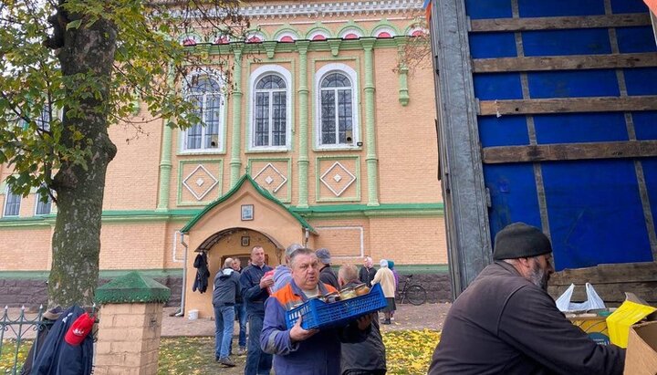 В Здолбунове погрузили в фуру гумпомощь для Святогорской лавры. Фото: rivne.church.ua