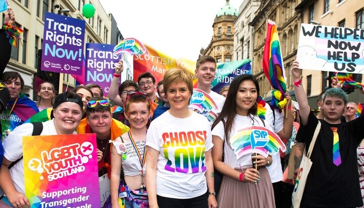Подростки на гей-параде в Шотландии. Фото: Reuters