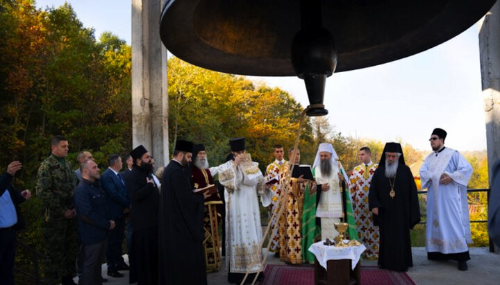 Освящение колокола Патриархом Порфирием. Фото: spc.rs