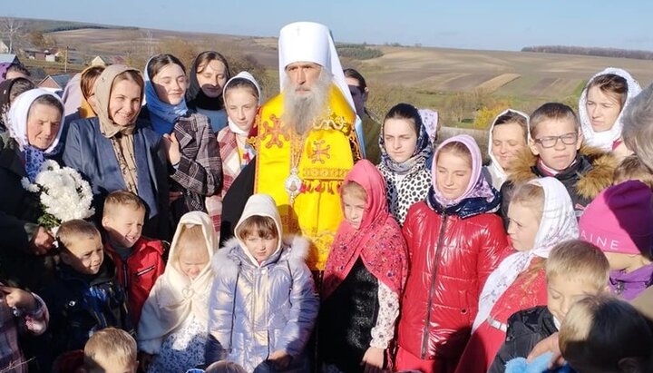 Владыка Сергий с прихожанами в Малых Окнинах. Фото: Facebook