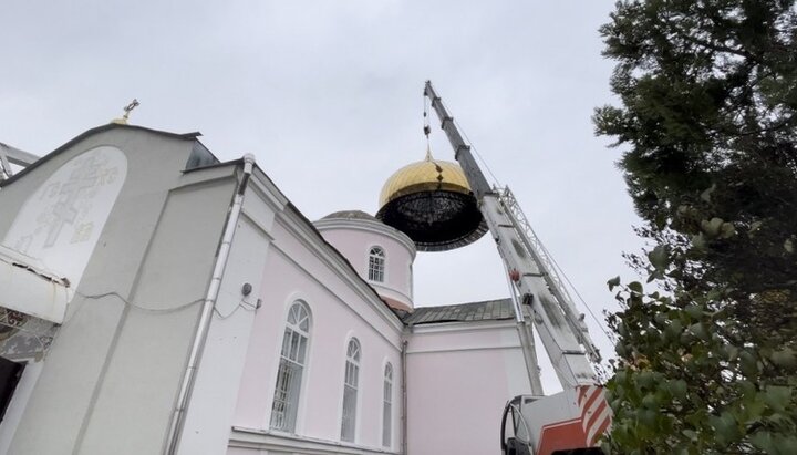 В Васищеве на Димитровский храм УПЦ установили новые купол и крест. Фото: eparchia.kharkov.ua
