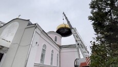 В Васищеве на пострадавший от обстрелов храм установили купол и крест