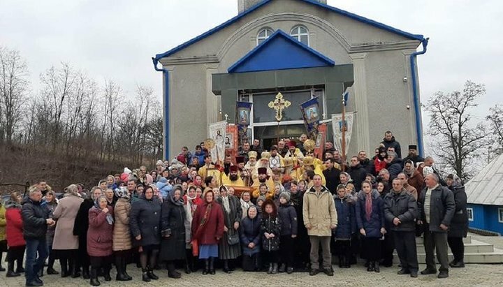Верные УПЦ в селе Рынгач противостоят церковному рейдерству. Фото: Facebook